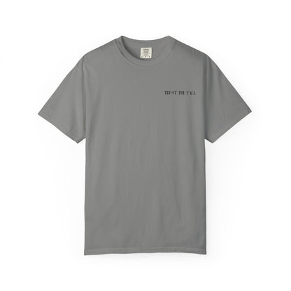 playera/t-shirt trust the fall gris claro